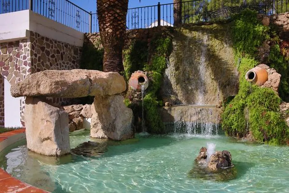 Fuente, agua, rocas, vegetación, tranquilidad.