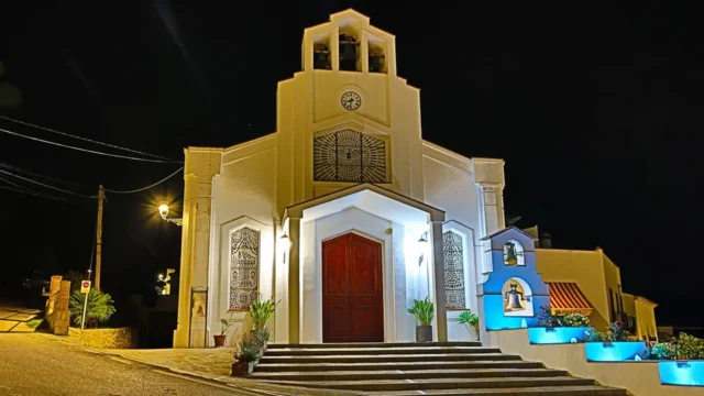 Iglesia iluminada, noche tranquila.